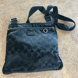 180*.COACH Black Signature Nylon Crossbody Bag
N-C1453-32971